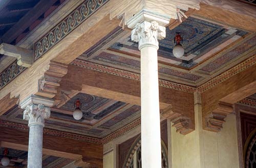 Palazzo dei Congressi: Veduta sui soffitti decorati del loggiato esterno